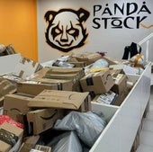 Varios paquetes de Amazon, Shein y Temu dentro del local de Panda Stock.