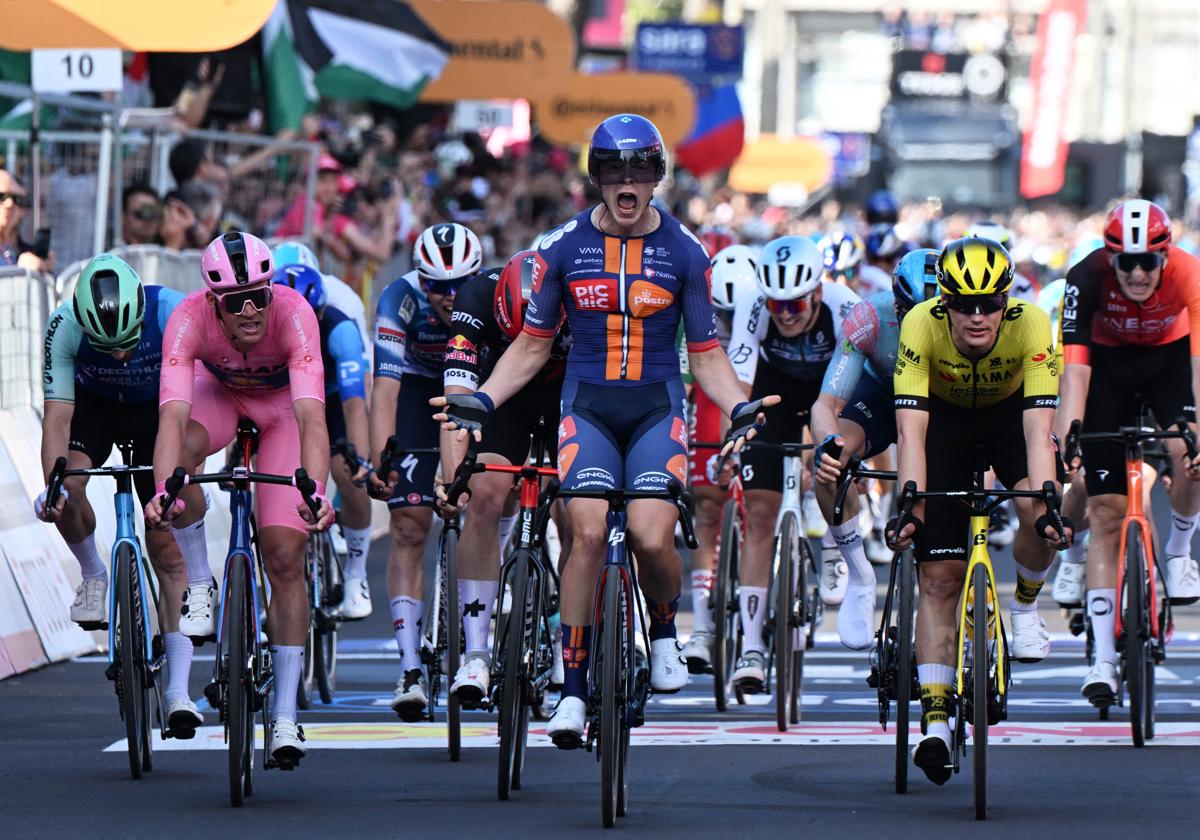 Van Uden celebra su victoria en el sprint de Lecce por delante de Kooij, con Pedersen, de rosa, cuarto.