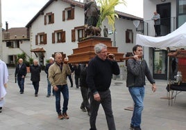 Procesión. Vecinos de Astigarraga portando el santo durante la celebración de la jornada de San Isidro.
