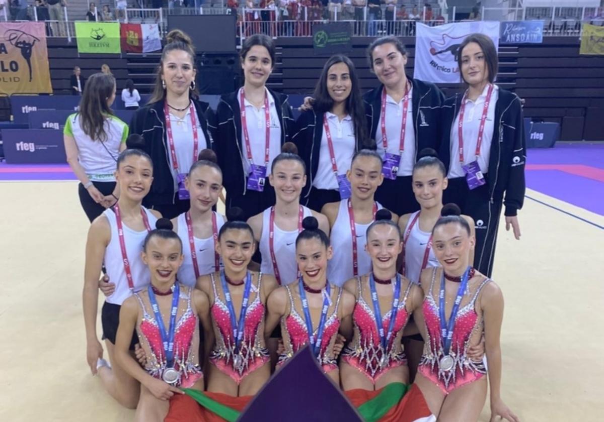 Las gimnastas tolosarras, con las cadetes de Tolosa P con sus platas.