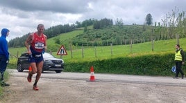 Un voluntario cuida un cruce en Mandubia.