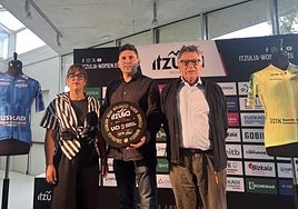 Goizane Álvarez, Mikel Serrano y Javier Riaño en la presentación realizada ayer, en la Antigua.