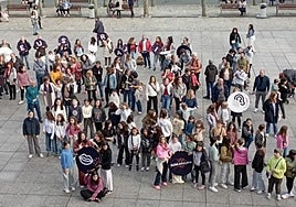 Participantes en la grabación de un videoclip local sobre el Euskaraldia, en la plaza de Unzaga.