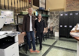 Jon Ugarte y Sagrario Arrizabalaga, en el vestíbulo del Archivo Municipal.