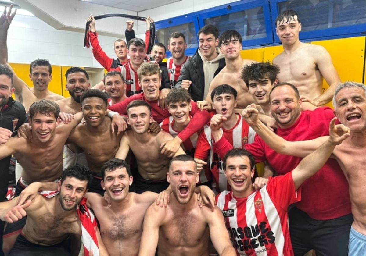Los hombres de Iturralde celebrando la permanencia en el vestuario.