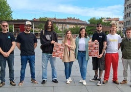 Las delegadas de Juventud y de Cultura, acompañadas por integrantes de las bandas y de los sellos que participan en los conciertos.
