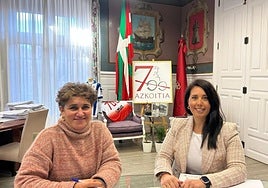 La alcaldesa Ana Azkoitia y la diputada foral Azahara Domínguez.