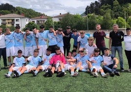 El equipo se mostró satisfecho tras el éxito y posaron todos juntos tras la victoria sobre el césped de Ibarra.