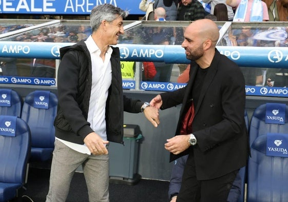Imanol Alguacil saluda a Claudio Giráldez al inicio del duelo de Liga disputado ayer en el Reale Arena entre Real y Celta.