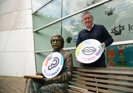 Aitor Aldasoro se dirige en euskera a Albert Einstein, predispuesto a escucharle, en el museo Eureka de Miramon.