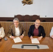 Representantes de las partes durante la firma del acuerdo.