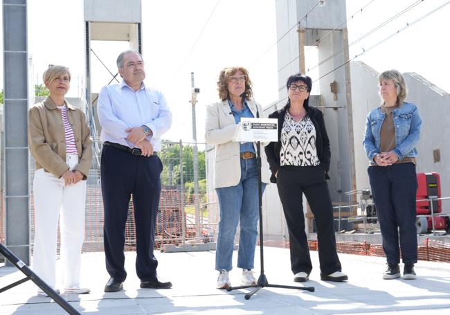 La consejera de Movilidad Sostenible, Susana García-Chueca, junto a director de construcción de ETS, Rafael Marcano, y la alcaldesa de Usurbil, Agurtzane Solaberrieta, en la visita a las obras de la estación de Usurbil.