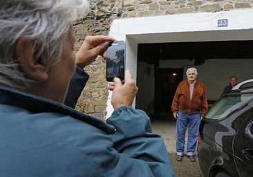 José Mujica posa frente al caserío 'Muxika' de barrio de Astigarreta en Beasain