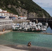 La piscina natural de Elantxobe con vistas al puerto.