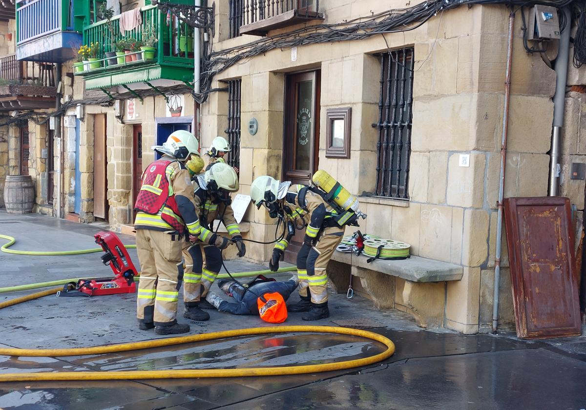 El simulacro que ha sorprendido a los vecinos de Donibane este miércoles.