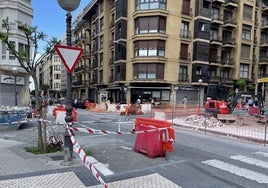 Denuncia Javier que hay unas obras que se ejecutan «de forma intermitente y no terminan nunca» en el barrio de Gros: «Llevamos casi dos meses con el cruce de Secundino Esnaola con Bermingham en obras y no está hecho ni la mitad. Los obreros, habitualmente dos, vienen un día sí y otro no. ¿Hasta cuándo?».
