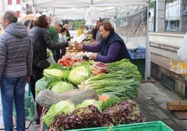 La Feria del Guisante se desarrolla en la mañana del domingo en Foru plaza.