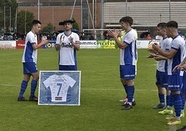 Los compañeros rindieron un pequeño homenaje a su capitán.