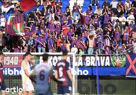 La grada de Ipurua se prepara para animar a su equipo por penúltima vez en esta temporada.