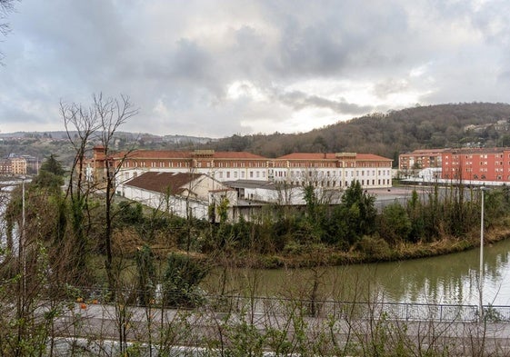 Terrenos de los cuarteles de Loiola, cuya compra obligará al Ayuntamiento a elevar su nivel de endeudamiento.