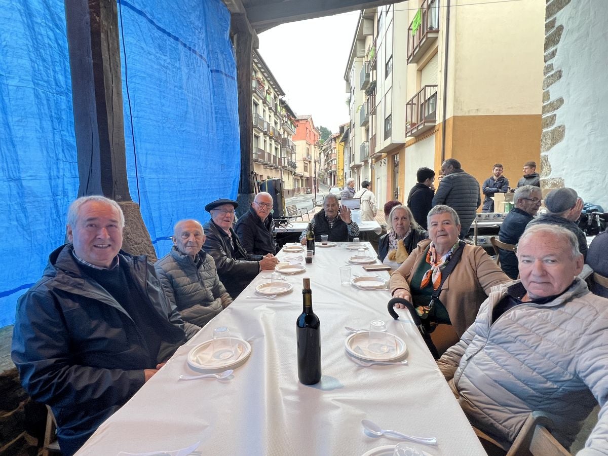 Los mayores protagonizan las primeras horas festivas en Eitza