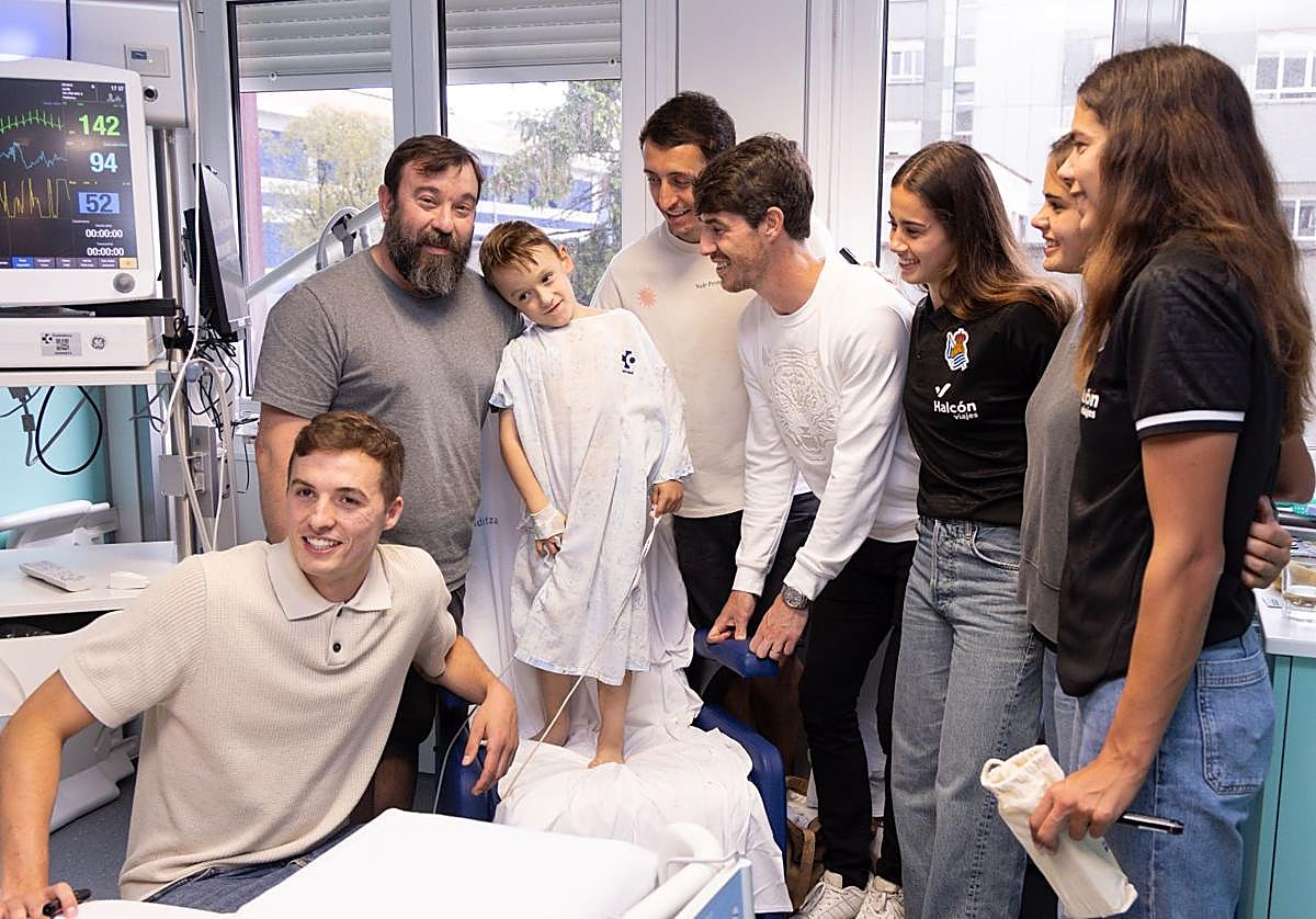 Pacheco, Oyarzabal, Aritz, Nahia, Lezeta y Jacinto, junto a un niño ingresado y su aita