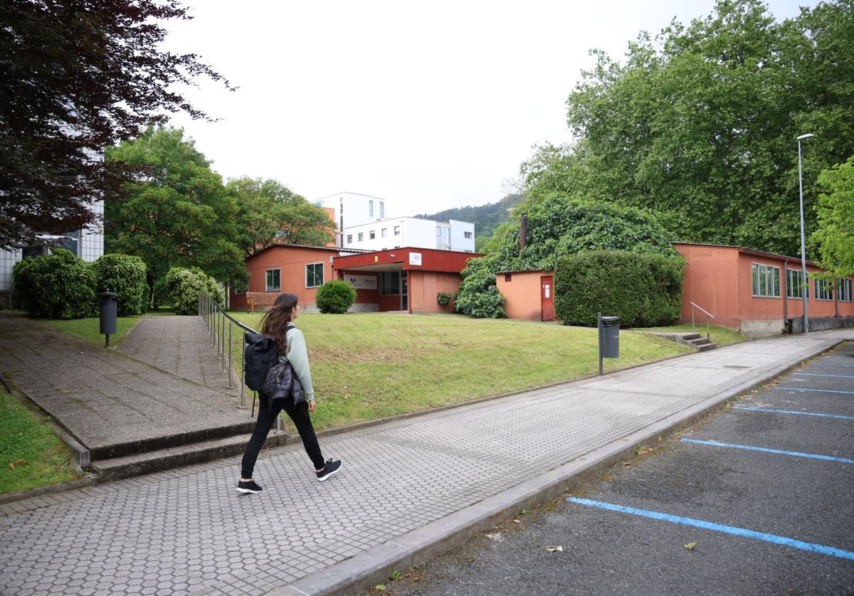 Una joven pasea por las inmediaciones de la parcela en la que se va a construir la nueva residencia universitaria de la UPV/EHU.