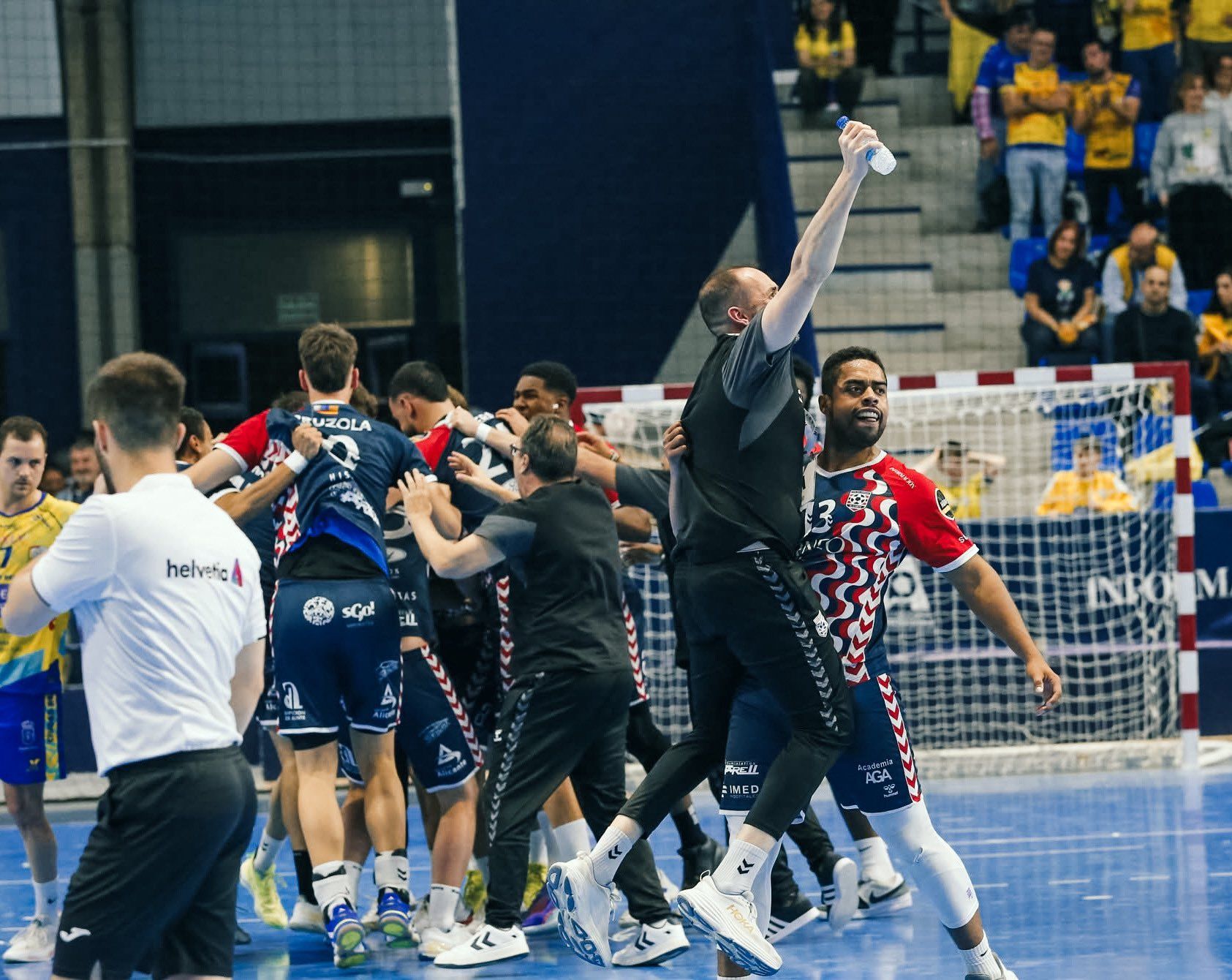 Imagen secundaria 1 - Arriba el Eón Alicante posa feliz tras un triunfo vital ante el Caserío Ciudad Real. Debajo, Iker Serrano y Ander Torriko celebran una victoria.