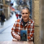 Eneko Azedo, liburua aurkeztu aurreko uneetan.