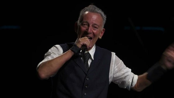 Bruce Springsteen en el arranque de su concierto de anoche en Mánchester.
