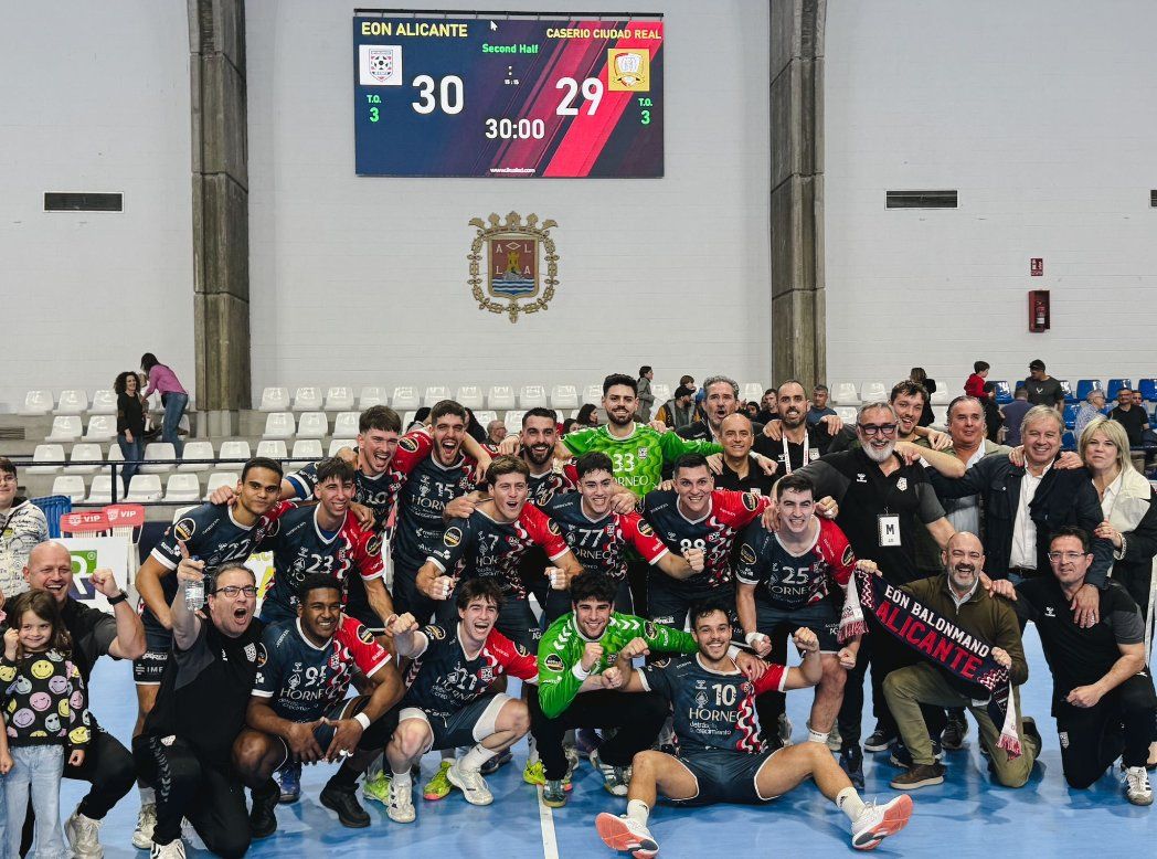 Imagen principal - Arriba el Eón Alicante posa feliz tras un triunfo vital ante el Caserío Ciudad Real. Debajo, Iker Serrano y Ander Torriko celebran una victoria.