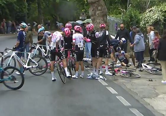 Caída con Carapaz y Hindley (en el suelo) de este jueves en el Giro.