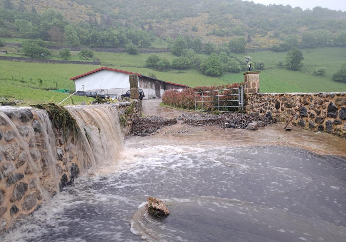 Al menos tres caseríos del barrio de Gesaltza, en Arantzazu, se vieron afectados por la entrada de agua