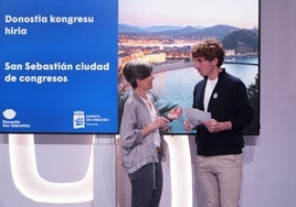 La directora de San Sebastián Turismo, Isabel Aguirrezabala, junto a Jon Insausti, concejal de Turismo de Donostia, este jueves en el Ayuntamiento.