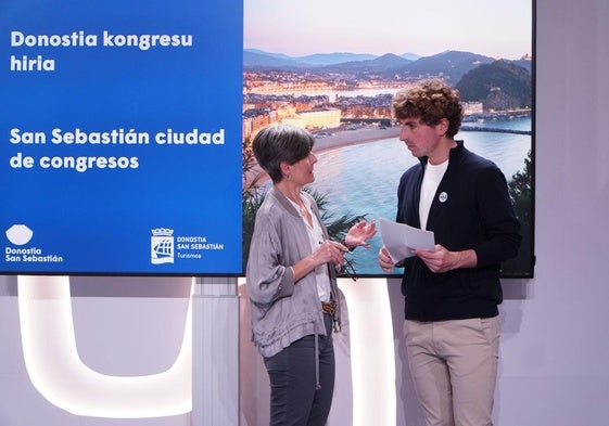 La directora de San Sebastián Turismo, Isabel Aguirrezabala, junto a Jon Insausti, concejal de Turismo de Donostia, este jueves en el Ayuntamiento.