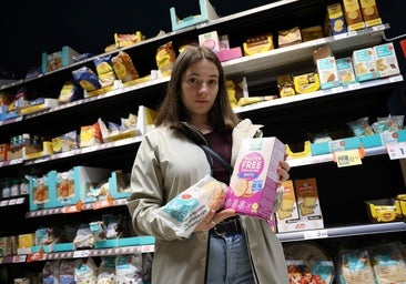 Leire Sánchez posa con productos sin gluten mientras hace la compra en un supermercado de San Sebastián.