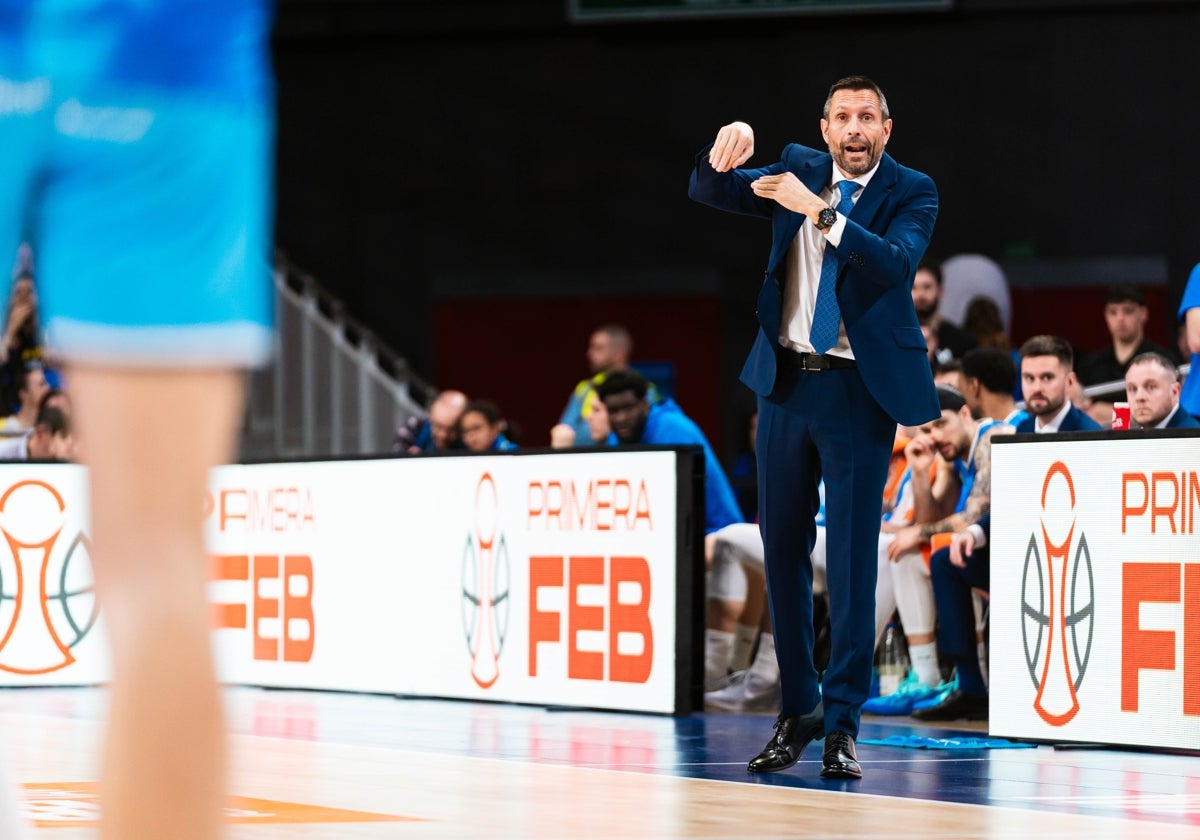 Natxo Lezkano da instrucciones durante el partido del Inveready ante el Estudiantes en Madrid.