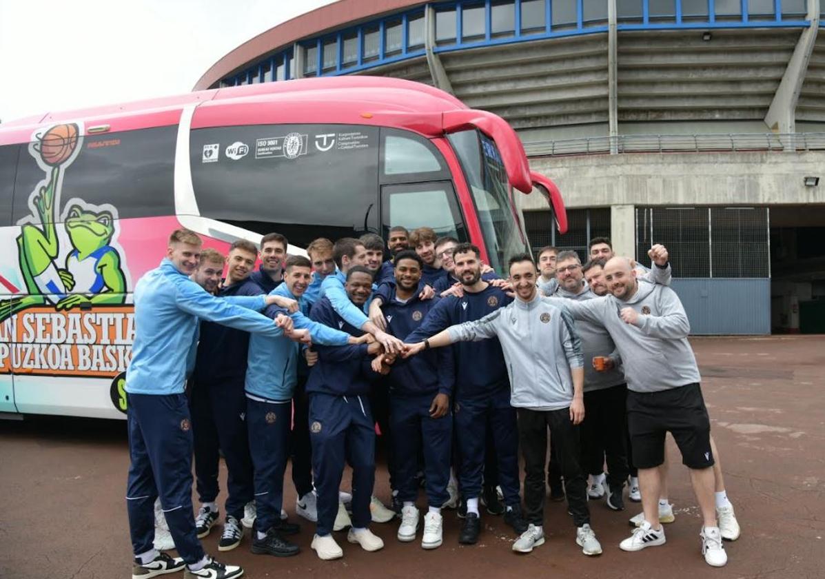 El técnico y los jugadores del GBC poco antes de partir hacia Madrid.