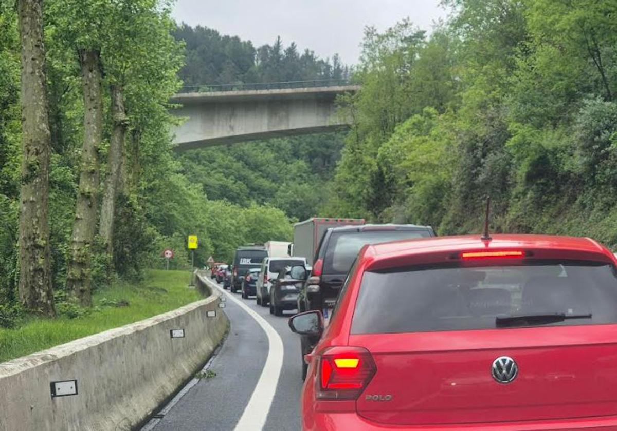 Vista de la retención a la altura de Andoain como consecuencia del accidente..