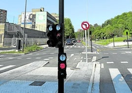 Gabi Sola nos envía esta imagen del semáforo ubicado en el encuentro de paseo Errondo y plaza Aita Donostia. «Pues nada, con la nueva obra surgen nuevos semáforos para todos los públicos. Cada uno puede entender a su manera, pero más de cinco coches no pasan por turno. Y las bicicletas, pues se pararán a estudiar el fenómeno».