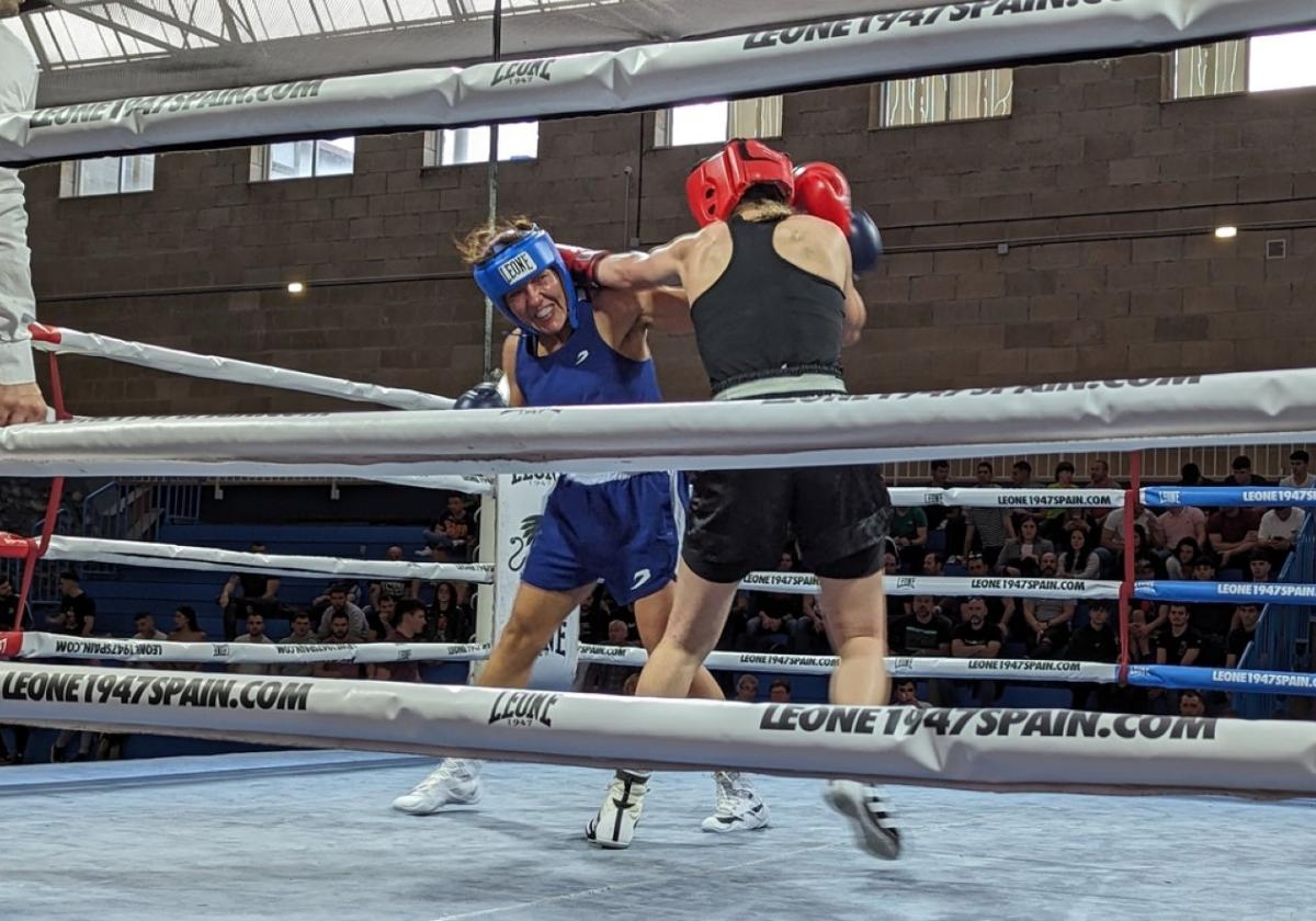 Combate de boxeo femenino en el polideportivo Olaizaga.