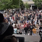 Decenas de eibarreses se concentraron en Unzaga para vivir la apertura de Euskaraldia con animación musical, lectura de manifiestos y reparto de las emblemáticas chapas.