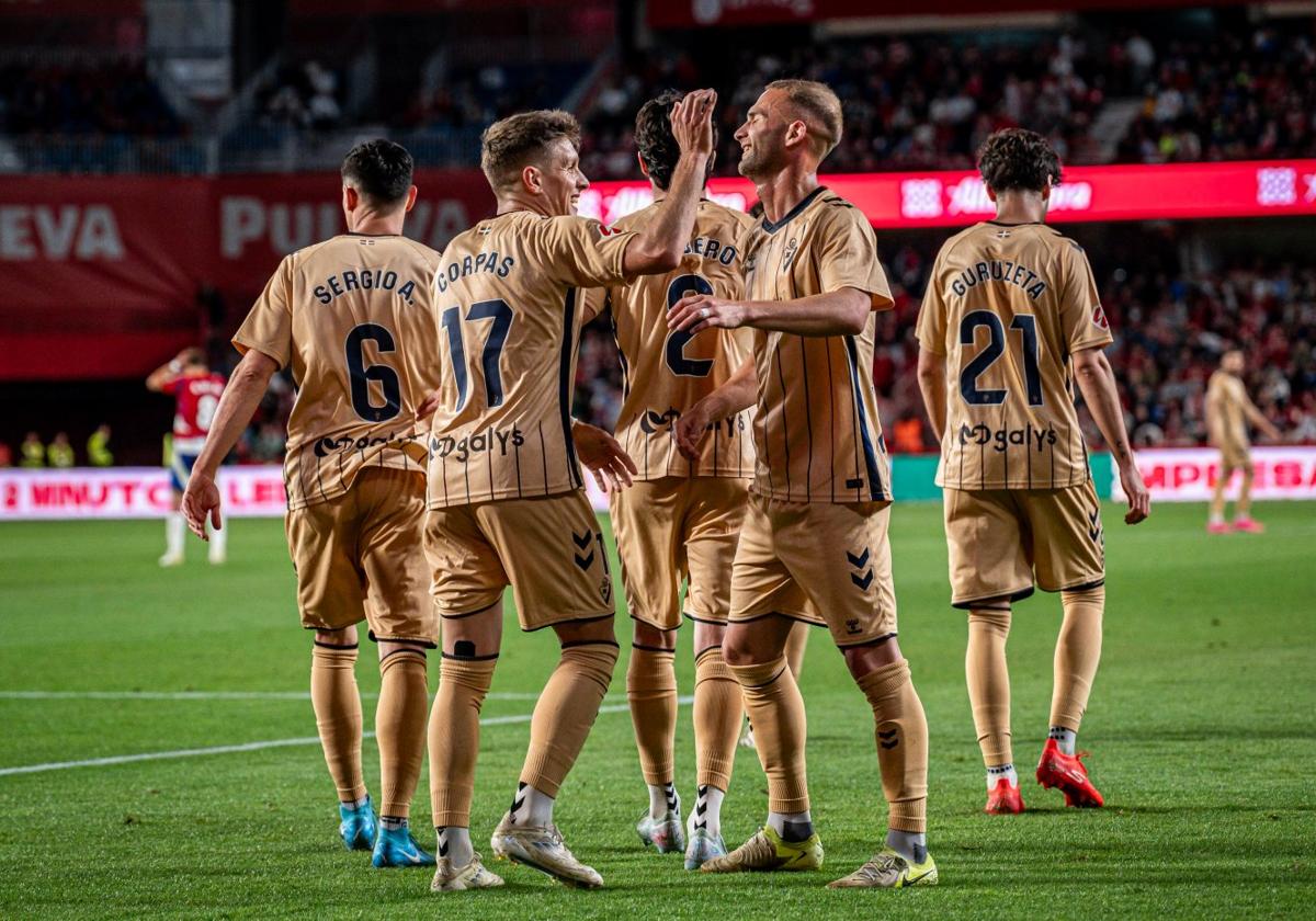 Los jugadores del Eibar celebran el gol de Corpas que abrió el camino a la victoria el lunes pasado en Granada.