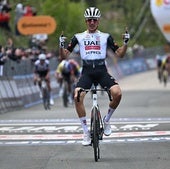 Ayuso entra vencedor en la meta de Taglicozzo. Al fondo, Del Toro, Bernal y Ciccone.
