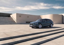 Seat abre la electrificación con un León Style accesible