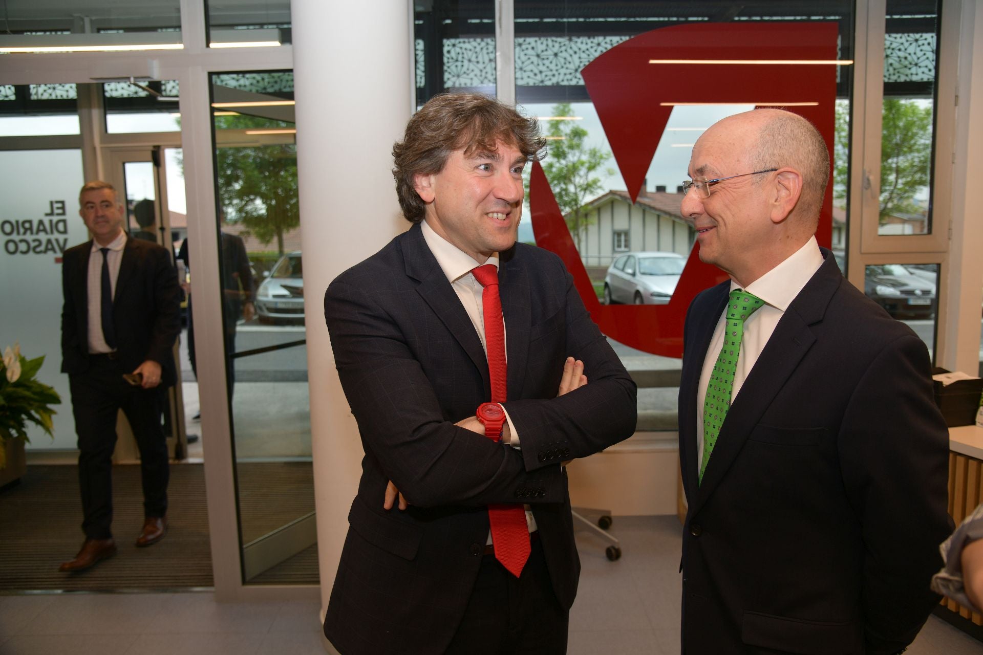 Eneko Andueza (portavoz del PSOE en el Parlamento Vasco) junto a Javier Roldán (adjunto a la dirección de DV).