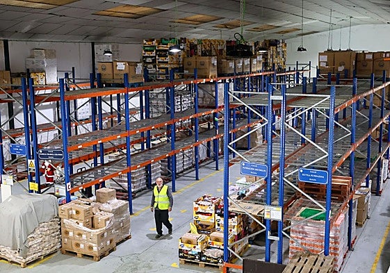 Plano general este viernes del almacén del Banco de Alimentos de Gipuzkoa en Oiartzun, con muchas estanterías vacías.