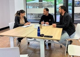 Los concejales de EH Bildu Edurne González (Legazpi), Aritz Elgarresta (Zumarraga) y Jon Altolagirre (Urretxu) han dado a conocer la iniciativa