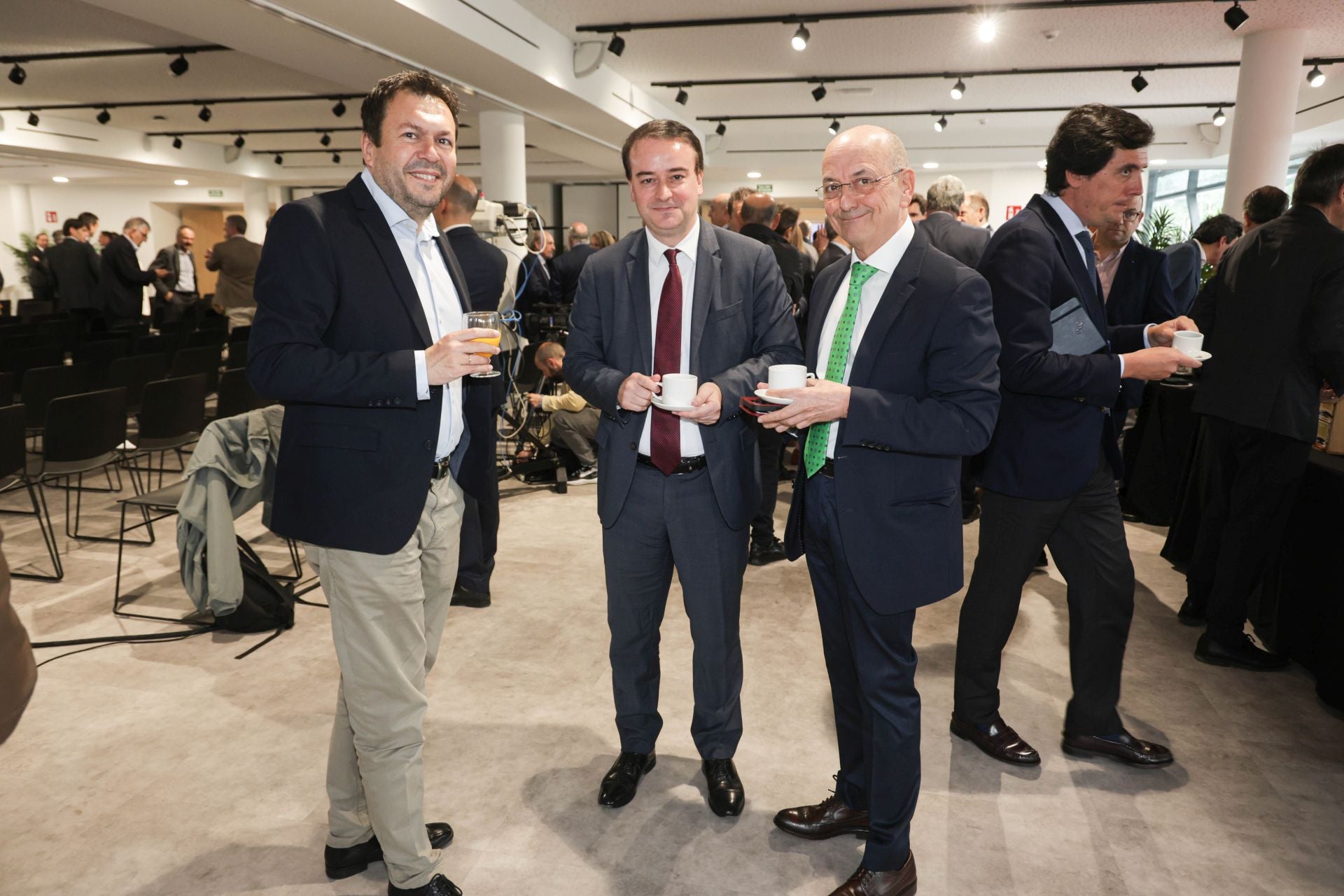 Jorge Sainz (jefe de Economía y Política de DV), Iván Redondo (consultor político) y Javier Roldán (adjunto a la dirección de DV) disfrutan del cóctel posterior al foro.