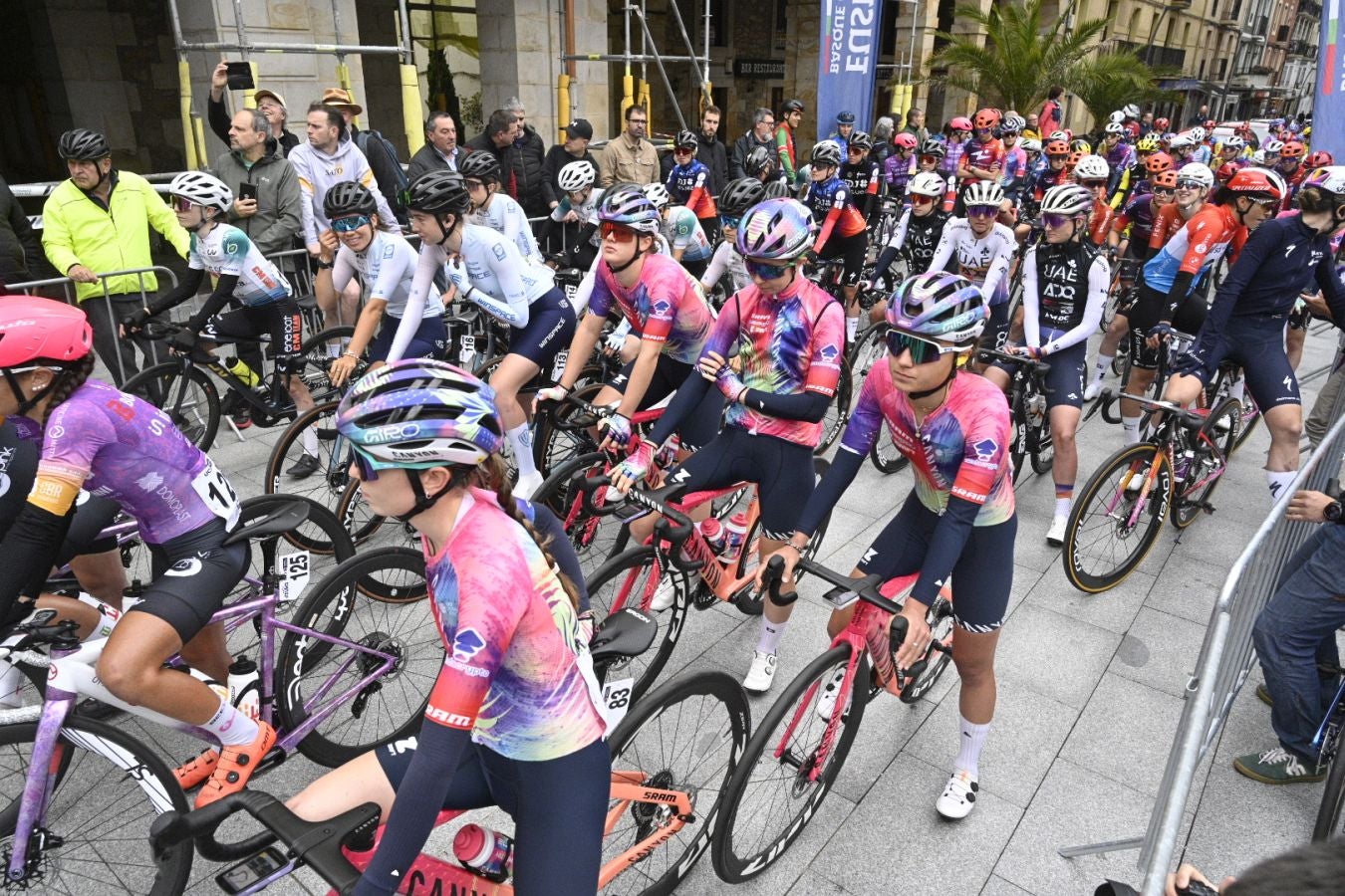 Enérgico impulso a la Itzulia Women en su salida de Zumarraga